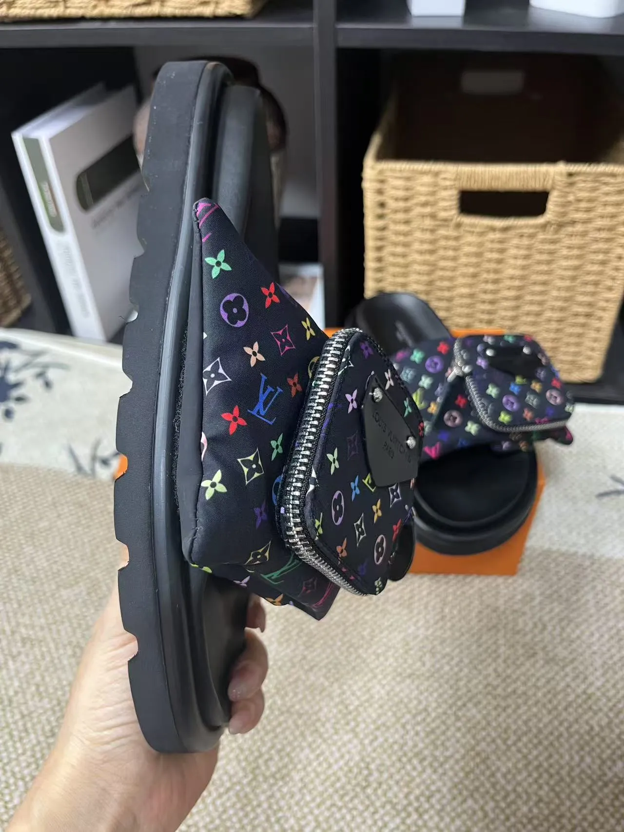 P380 yuan LV Louis Vuitton Full of high-end feel! A popular model among bloggers at home and abroad, it’s retro and fashionable, and looks stunning on your feet! Mainly recommended model on the official website★ ━━━━━ ЅᏇєєt ━━━━━ ▪️Upper: original calfskin ➕5D printing process ▪️Inner: imported mixed sheepskin ▪️Outsole: original molded foam outsole ▪️Size: Female 35-40 Men's 39-44 (women's 41 men's 45)
